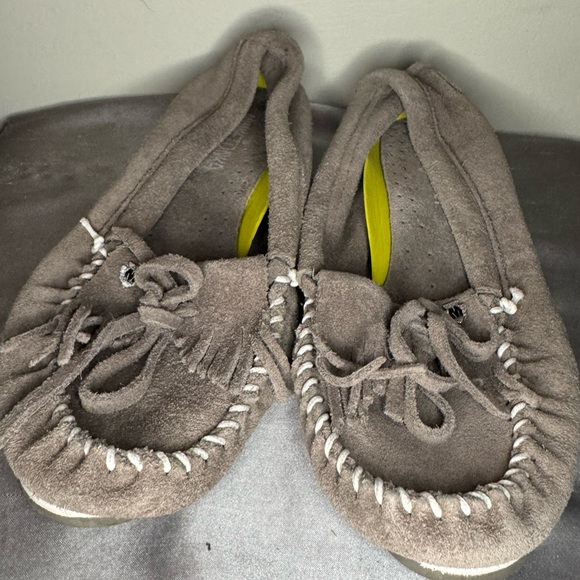 Minnetonka Moccasins Womens Kilty Fringe Bow Slip On Hardsole Memory Foam - Picture 2 of 6